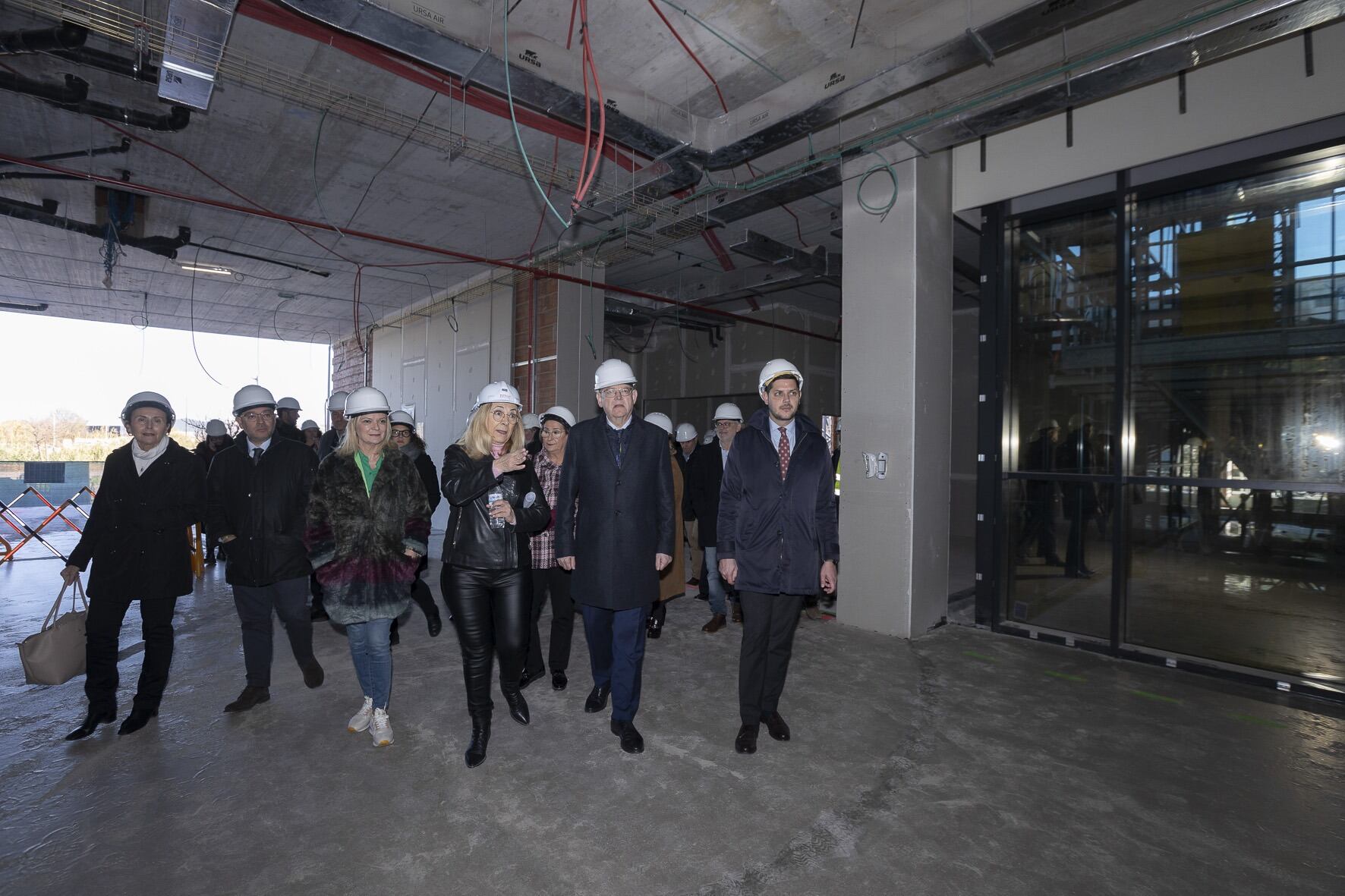 Ximo Puig durante la visita a las obras del Palacio de Justicia de Gandia.