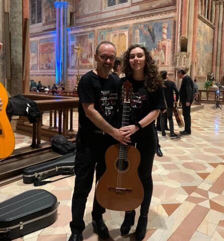 Marina junto a su padre, Pepe Payá, en la basílica de San Francisco de Asís