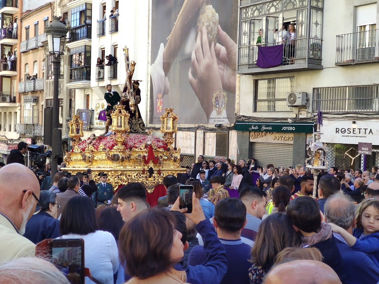 Nuestro Padre Jesús &#039;El Abuelo&#039; procesionando en la mañana del Viernes Santo por las calles de Jaén