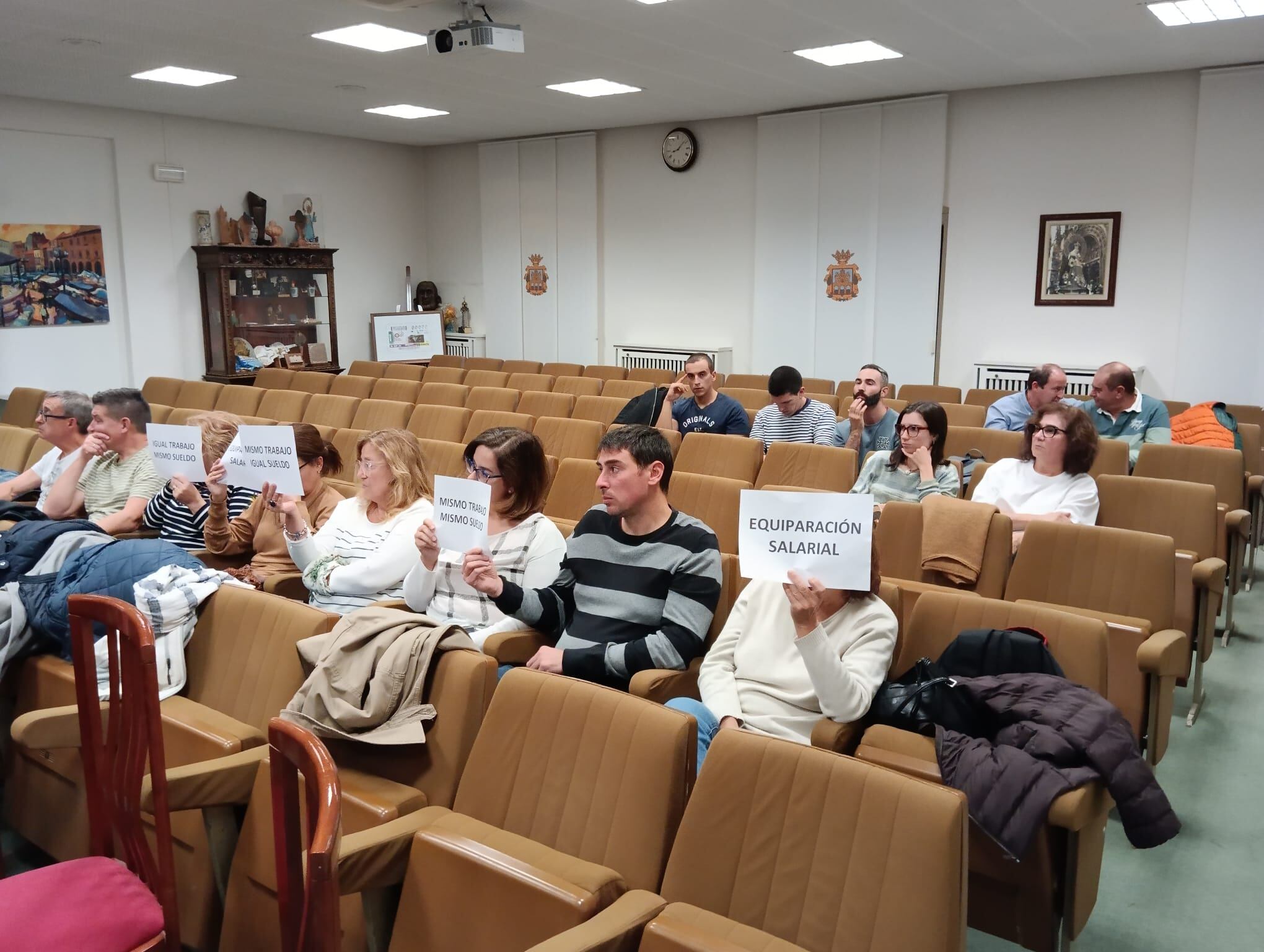 El debate de la moción del PP contó con varios trabajadores municipales como público presencial