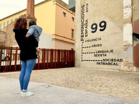 Una “pirámide de violencia machista” instalada en València en 2019, en una foto de archivo.