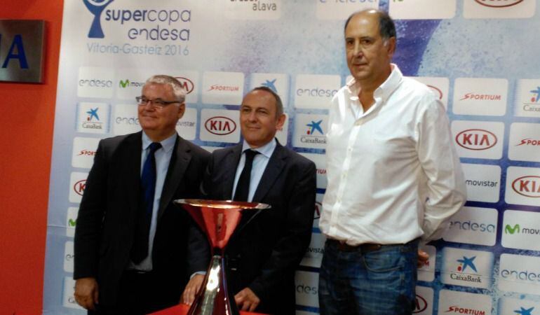 Francisco Roca (ACB), Ramiro González (Diputación) y Josean Querejeta (Baskonia).