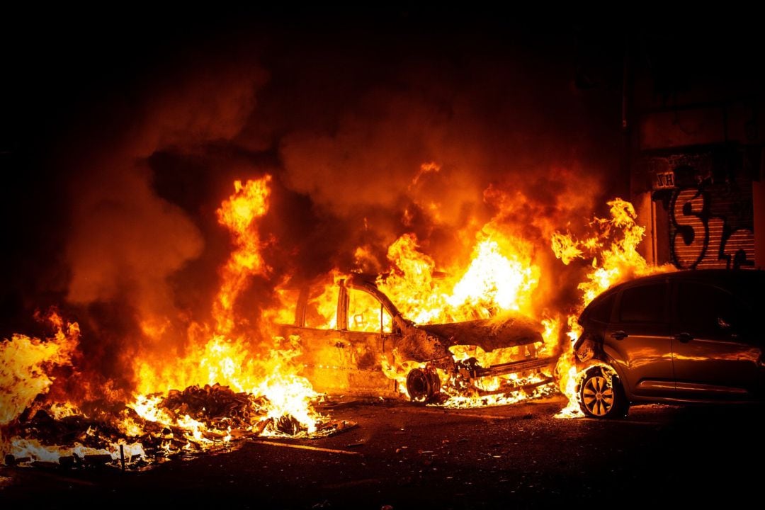 Coche incendiado en Barcelona por las protestas de los CDR