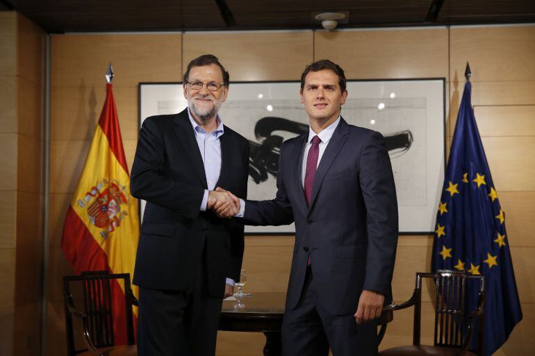 El presidente del Gobierno en funciones, Mariano Rajoy, y el líder de Ciudadanos, Albert Rivera, se saludan en una reunión mantenida el pasado 18 de agosto 