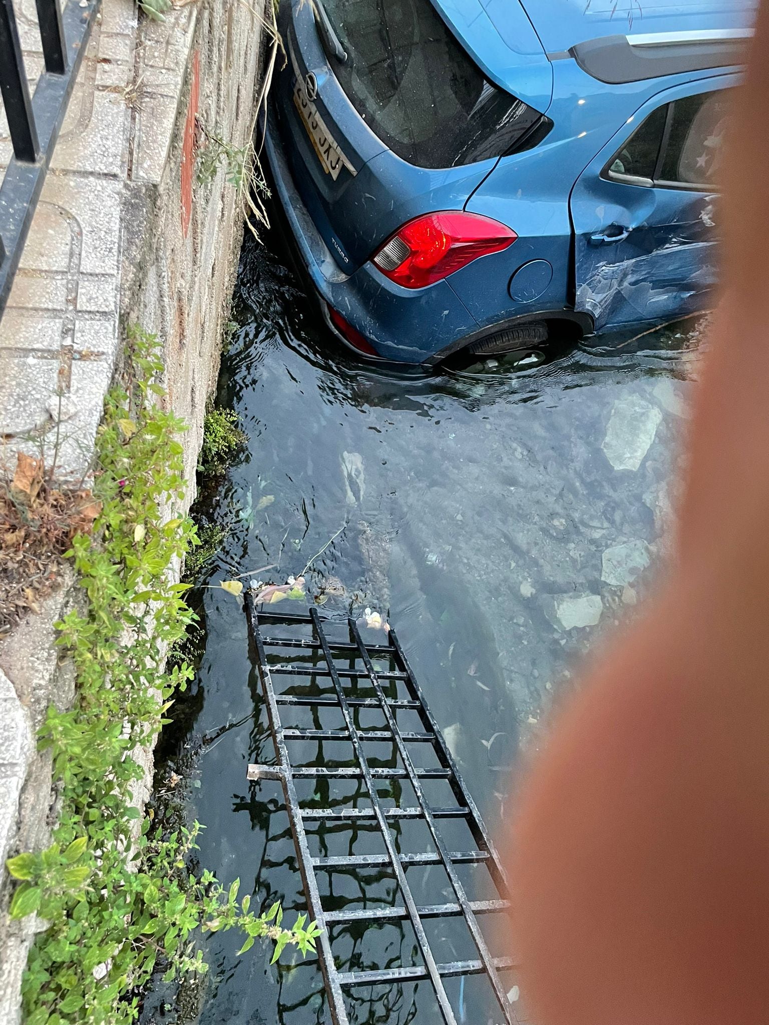 El coche que conducía el detenido cayó desde una altura de 10 metros al río que atraviesa la localidad de Canals.