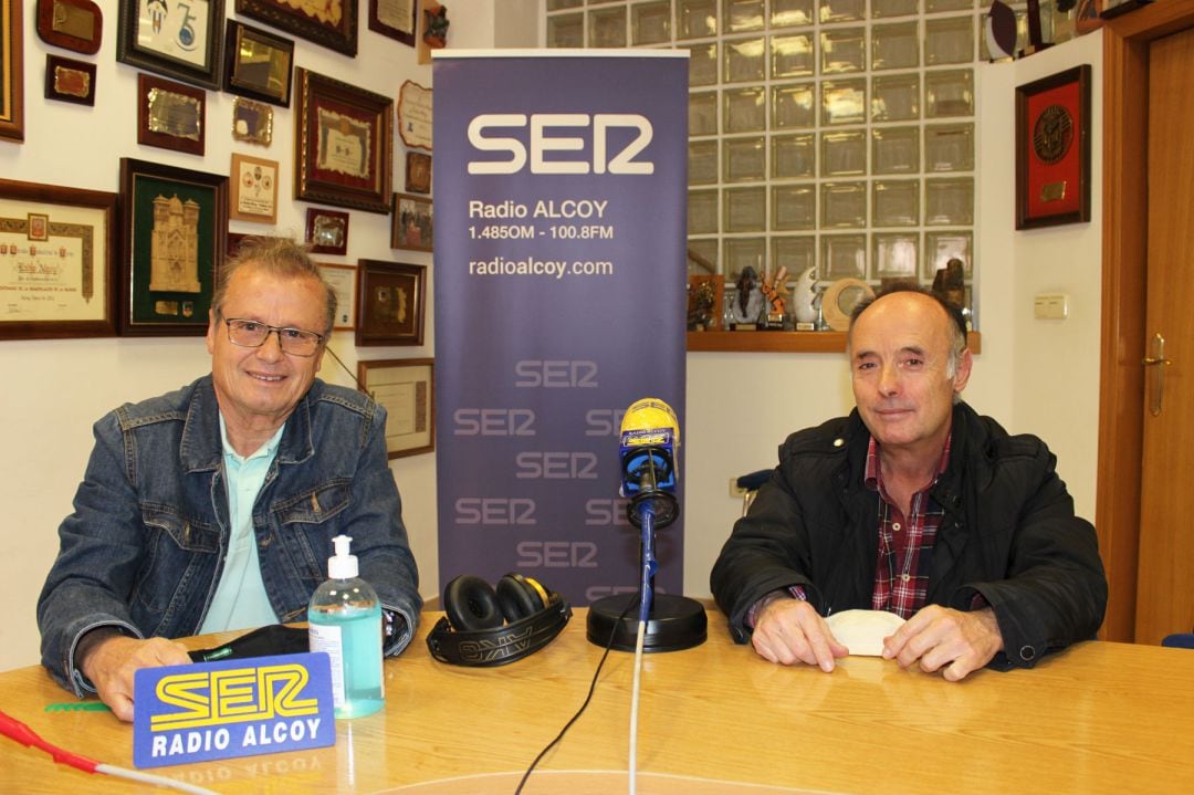 Miguel Conde, presidente y Melchor Fuentes, vicepresidente, de la Casa de Andalucía, en el estudio de Radio Alcoy