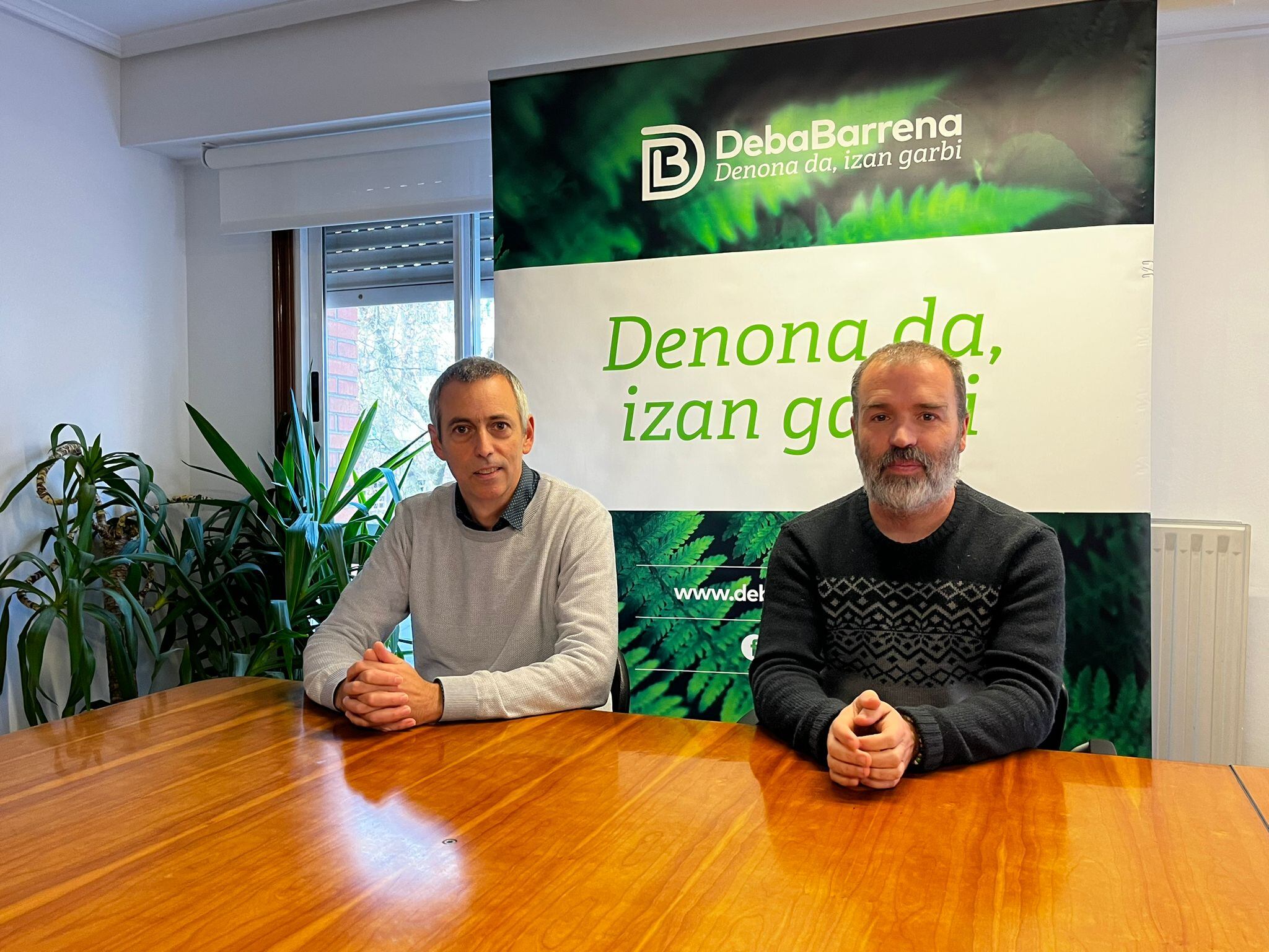 Zigor Garcia y Igor Aldalur en la sede de la Mancomunidad Comarcal de Debabarrena