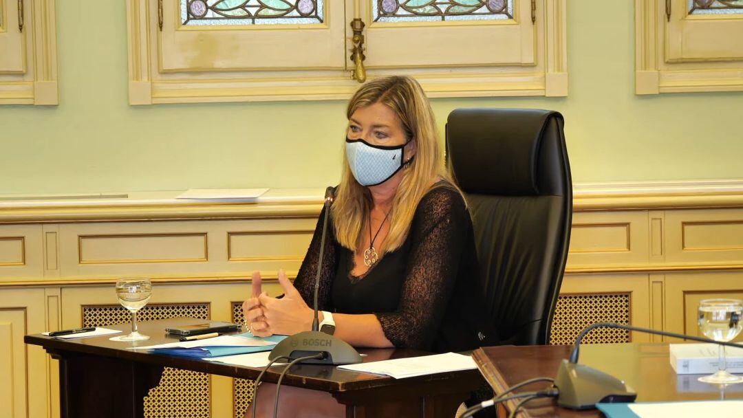 La consellera de Salud, Patricia Gómez, durante su comparecencia parlamentaria para informar sobre el 'macrobrote' asociado a viajes de fin de curso en Mallorca.