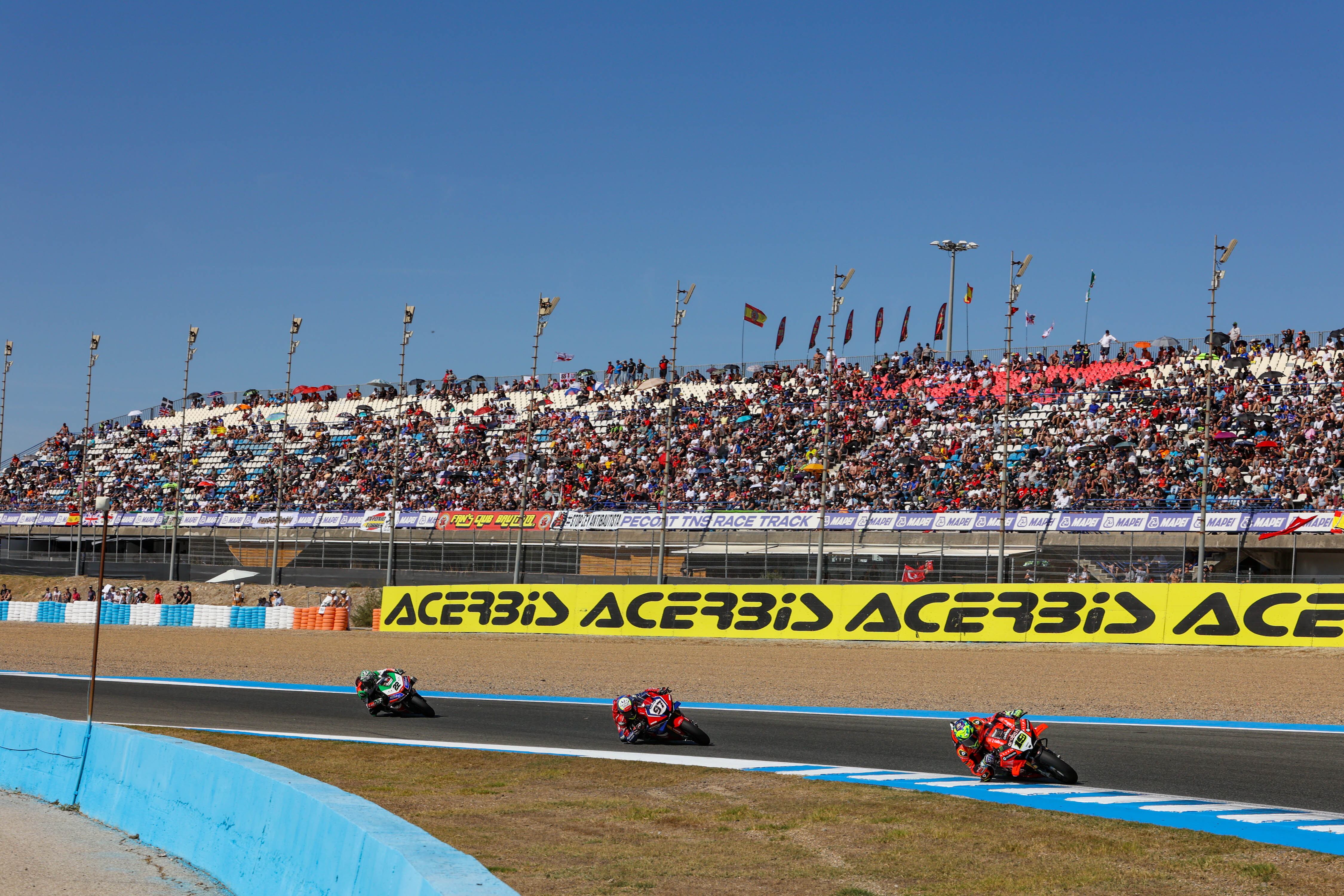Miles de aficionados presenciaron las carreras del Mundial de Superbike en Jerez