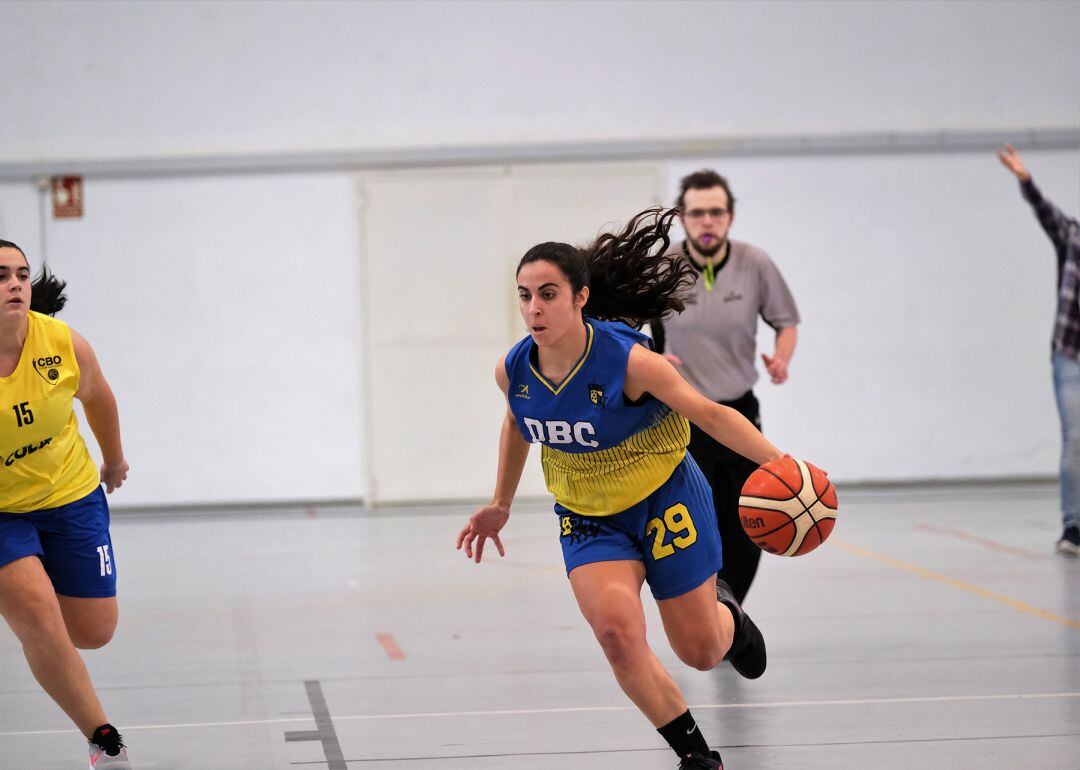 Jugadora dianense subiendo la pelota.