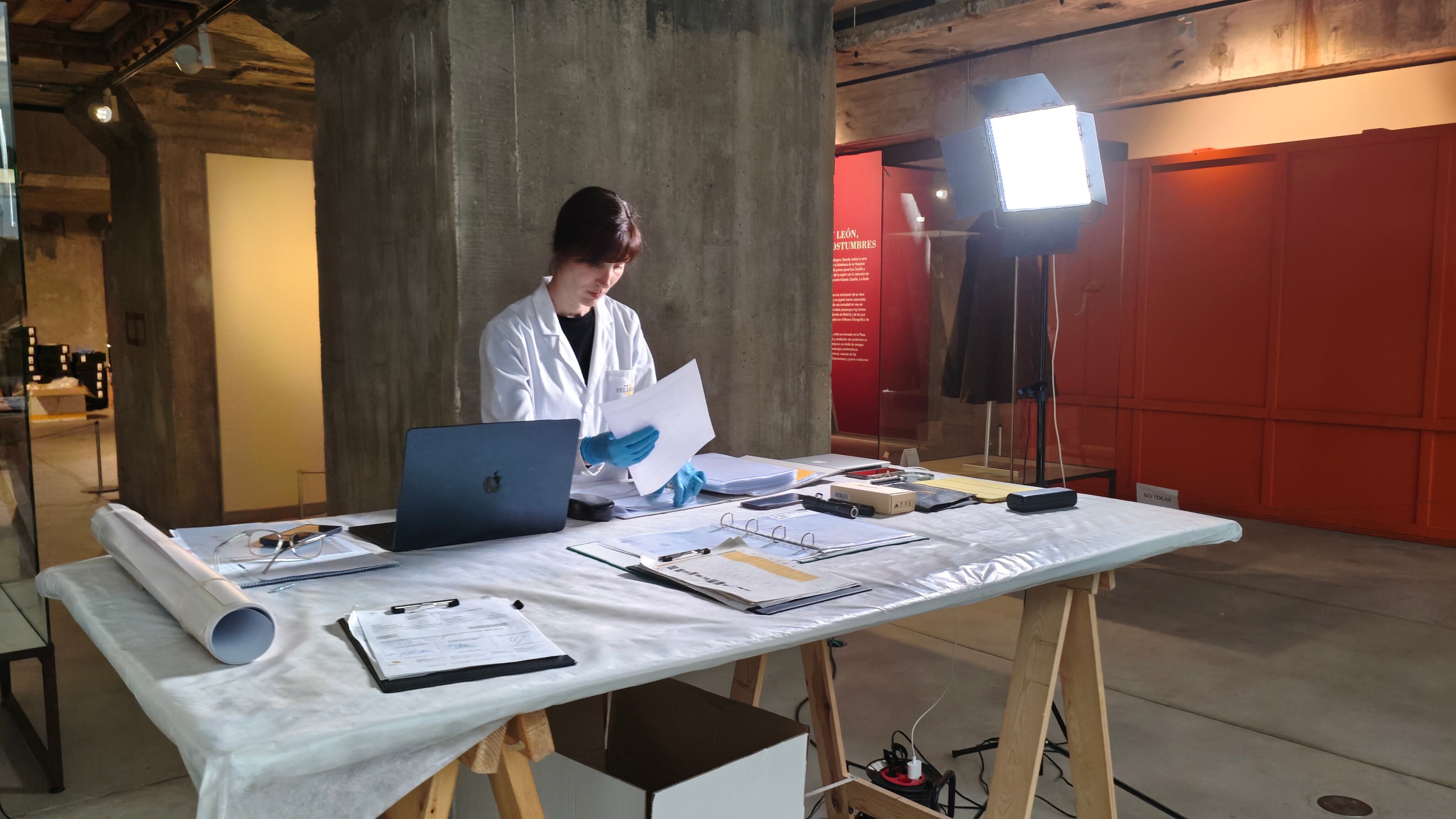 La restauradora comprueba la documentación de la obra