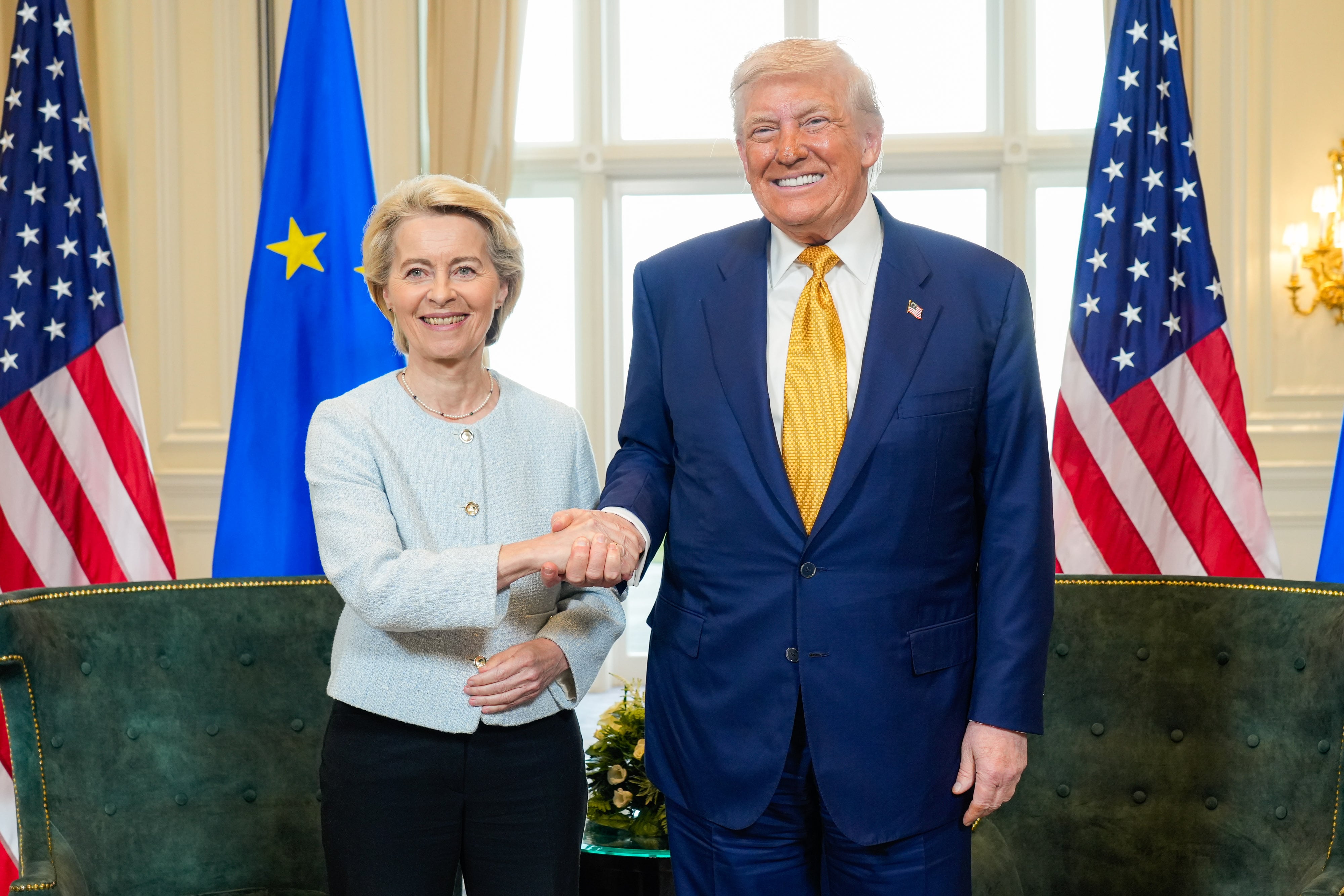 Fotografía cedida por la Comisión Europea que muestra a la presidenta de la Comisión Europea, Ursula von der Leyen, posando junto al presidente de Estados Unidos, Donald Trump