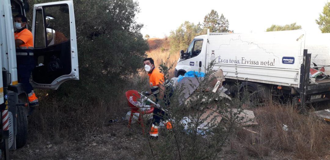 Operarios de limpieza en la zona del asentamiento