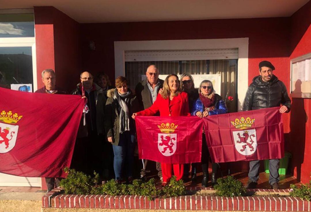 La alcaldesa socialista de Urdiales del Páramo, Goya Manjón, enarbola la bandera leonesa tras aprobar la moción autonomista