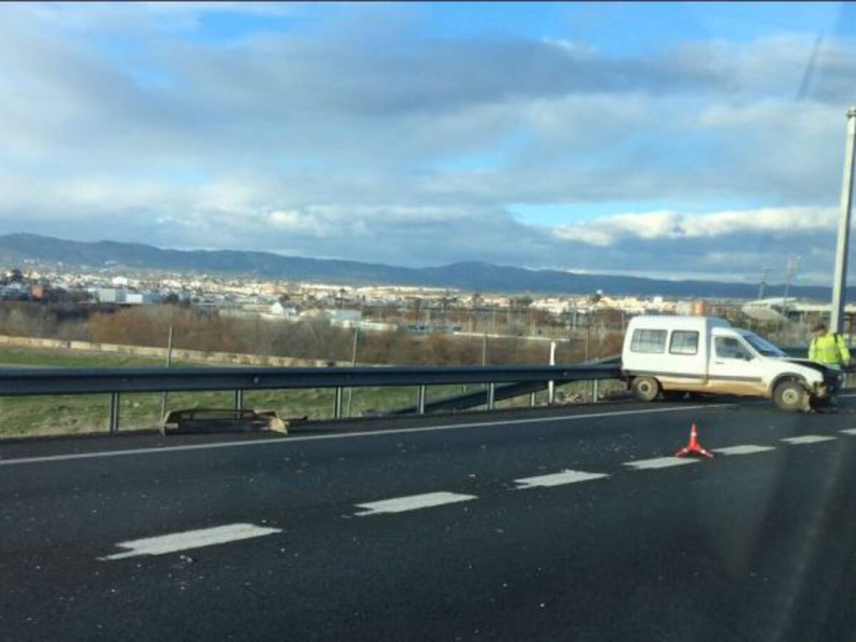 Un nuevo accidente en el acceso de la A-4 provoca largas retenciones