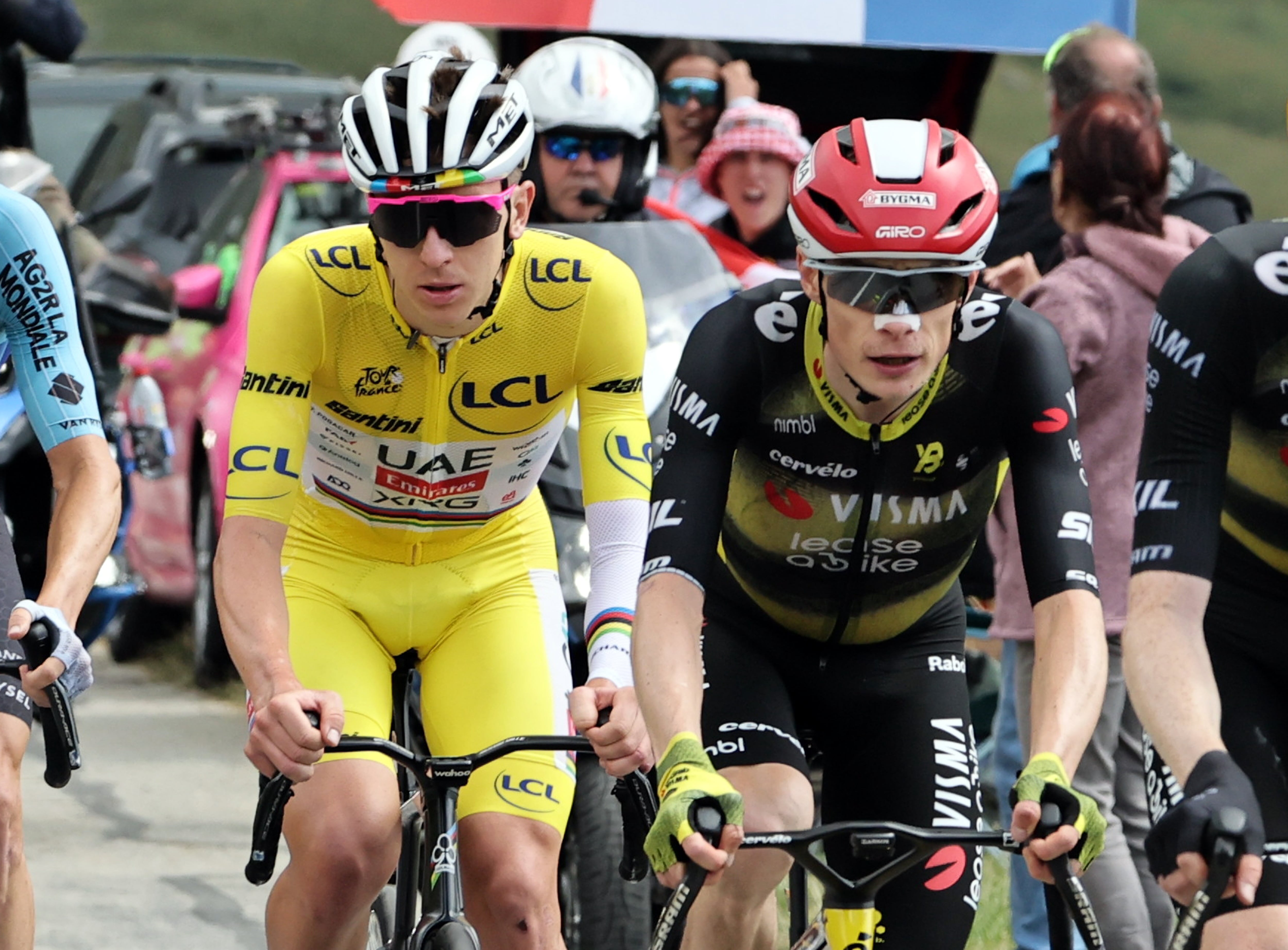 Tadej Pogacar sigue a Jonas Vingegaard durante la 18ª etapa del Tour