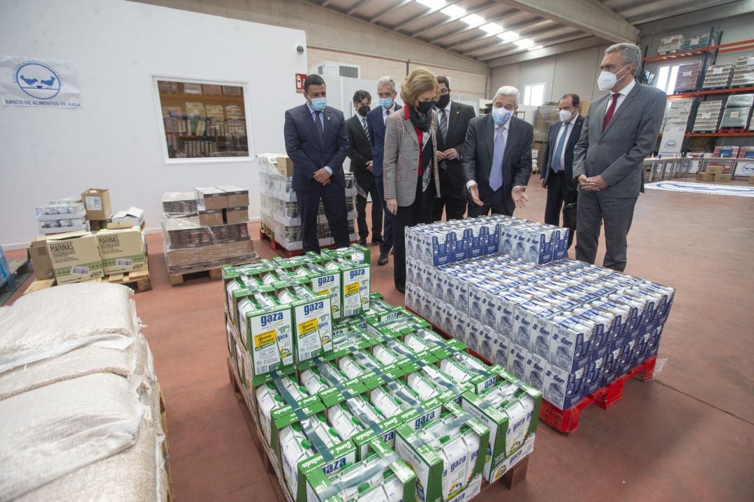 Un instante de la visita de la Reina Sofía al Banco de Alimentos de Ávila.  