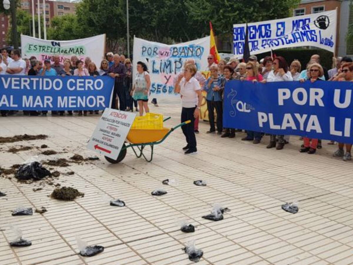 Los vecinos del Mar Menor llevan lodos a la Asamblea Regional para protestar por la situación de la laguna