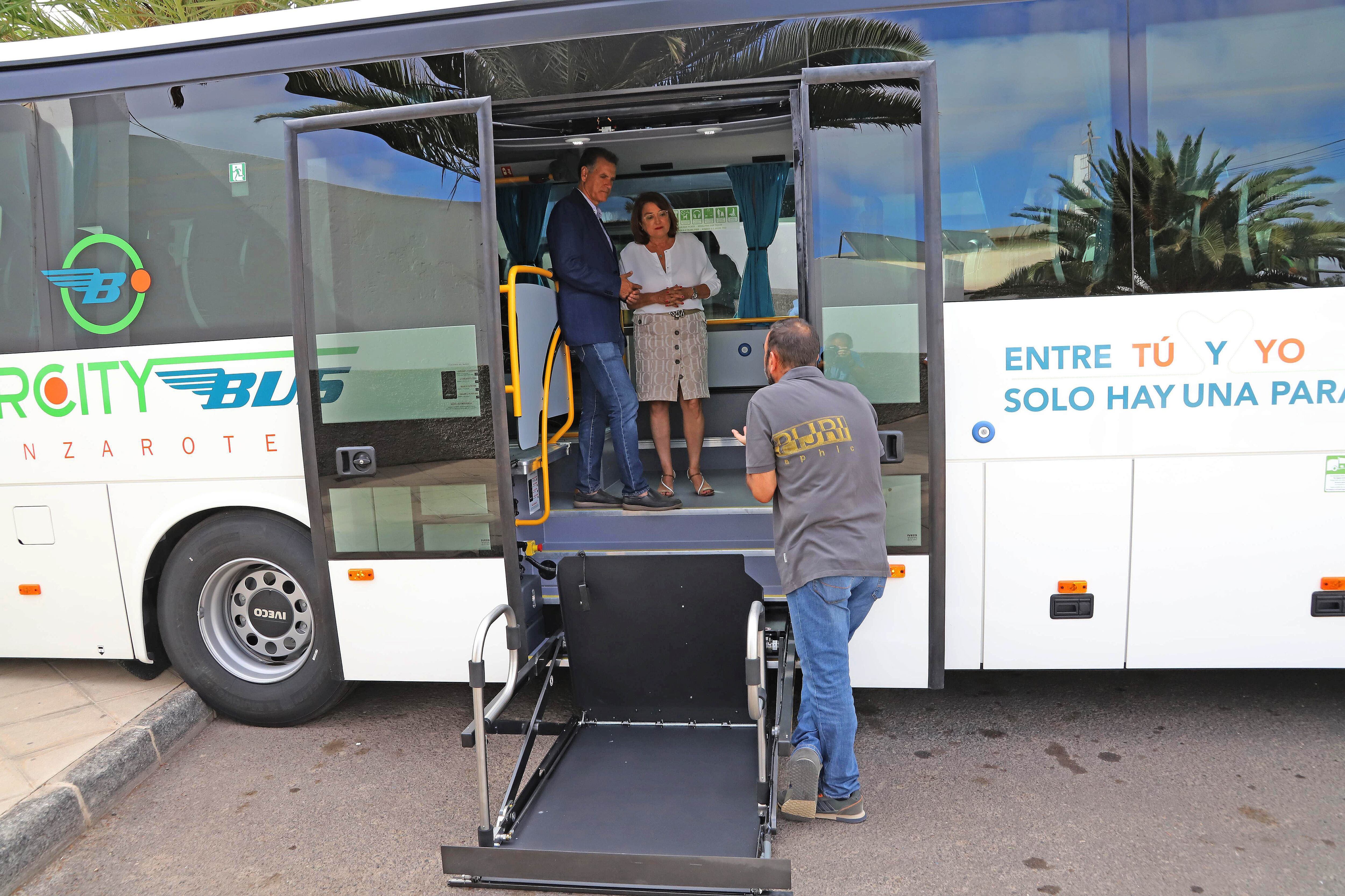 Domingo Cejas, consejero del Cabildo de Lanzarote y Esther Cabrera, Gerente de IntercityBus.