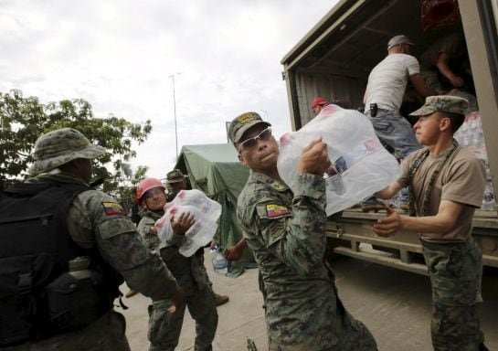 El ejército lleva agua hasta la ciudad de Canoa, Ecuador, una de las más azotadas por el terremoto