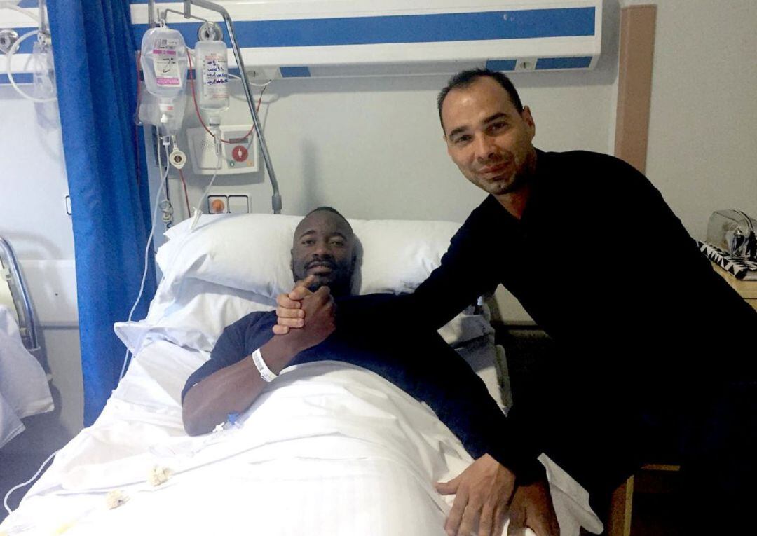 Néyder estrecha la mano del director deportivo del Elche, Jorge Cordero