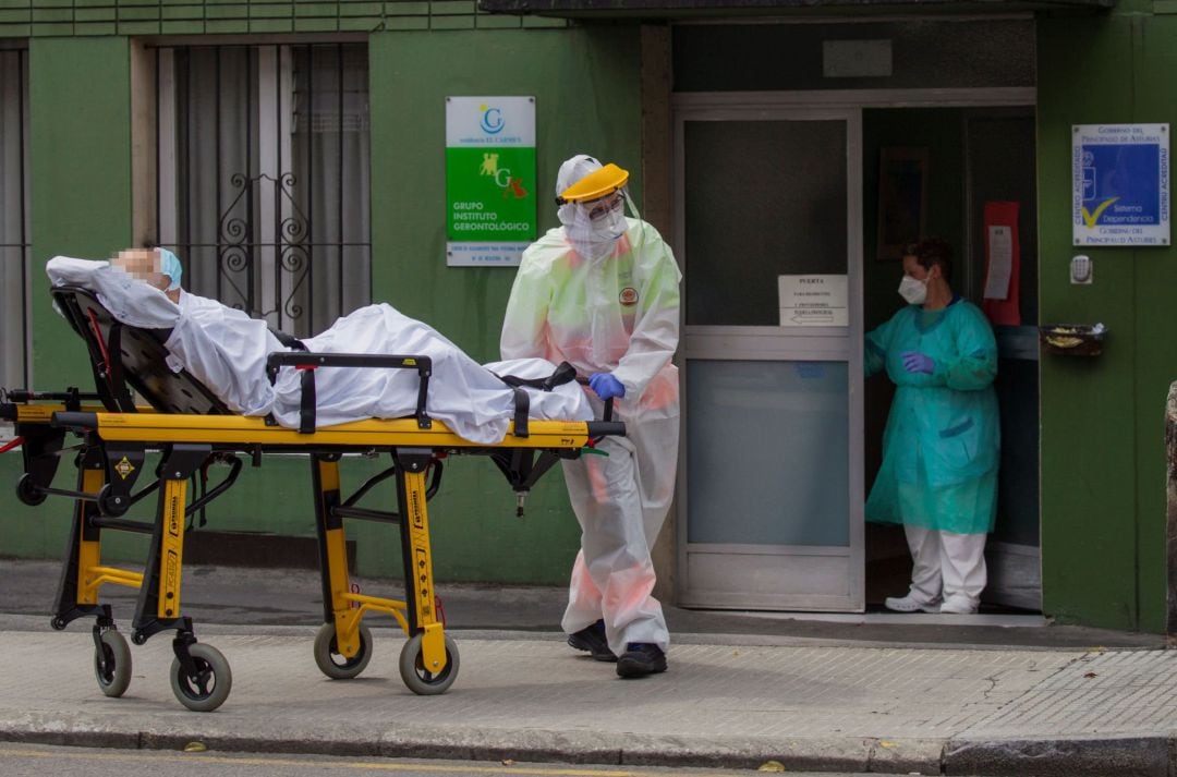 Un paciente es trasladado por un sanitario. 