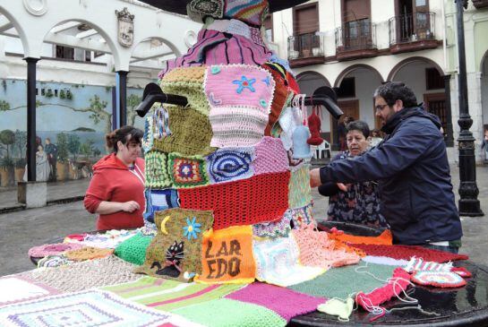 Varias personas aficionadas al punto y al ganchillo celebran en Laredo (Cantabria) el Día Mundial de Tejer en Público