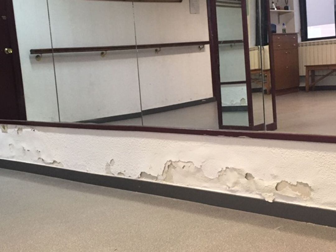 Desconchones en una de las paredes del local