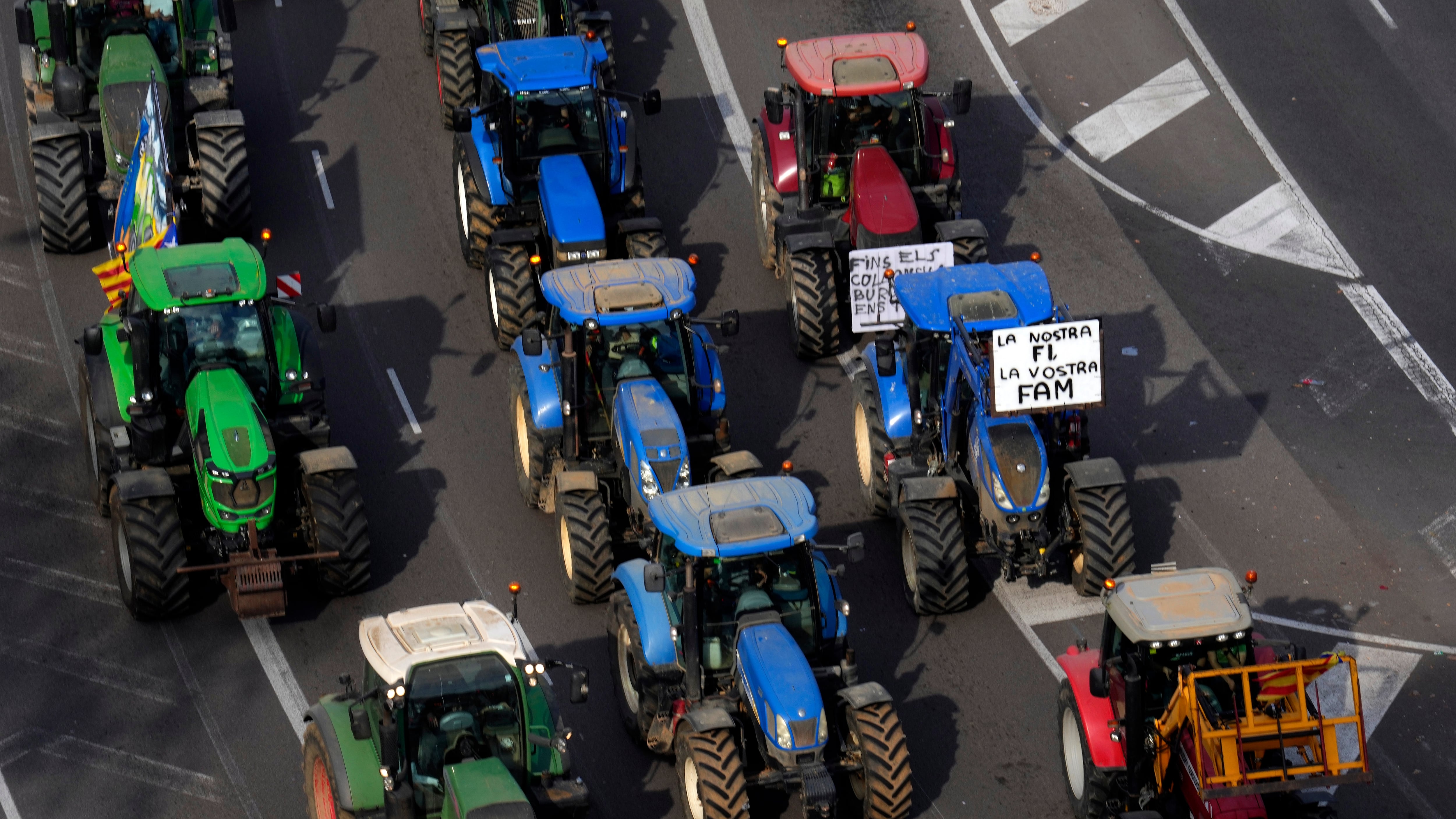 GRAFCAT9452. BARCELONA, 07/02/2024.- Decenas de tractores entran a Barcelona por la Avenida Meridiana durante la marcha agrícola formada por un millar de tractores que ha partido de diversos puntos de Cataluña y que se dirige a Barcelona y que está provocando numerosas retenciones de tráfico, en una protesta en la que las organizaciones agrarias denuncian el exceso de burocracia, el coste del gasóleo, de los fertilizantes y exigen soluciones urgentes a las administraciones públicas. EFE/Alejandro García