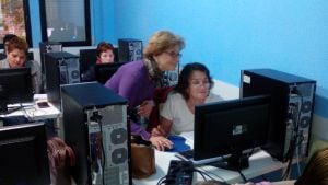 Alumnas aprendiendo a utilizar un ordenador gracias a las clases en la Fundación Balia