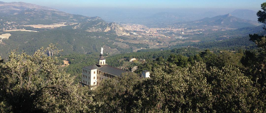 Una vista de la Font Roja y Serra Mariola.