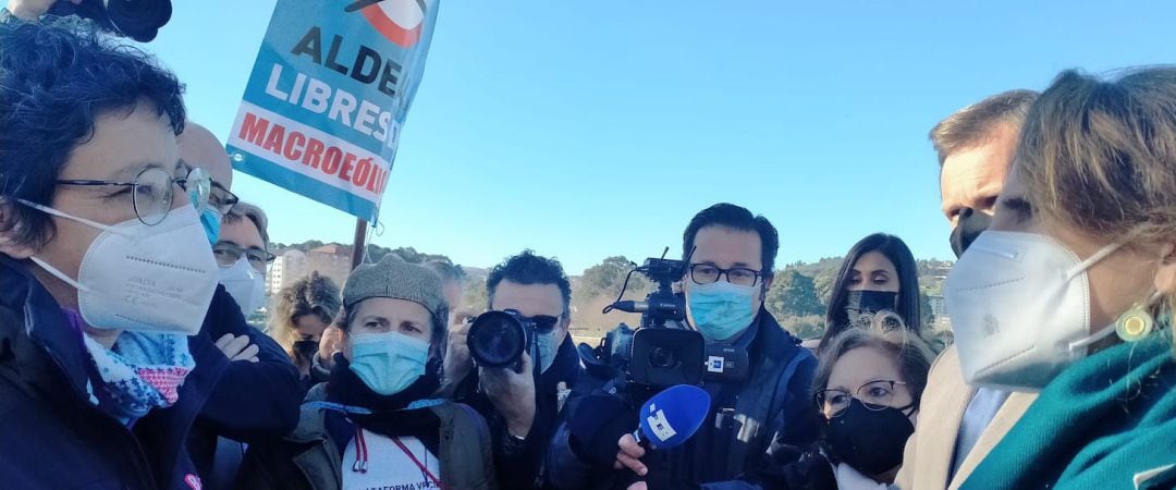 Momento de la charla de vecinos en contra de los macroeólicos con la Ministra de Transición Ecológica, Teresa Ribera