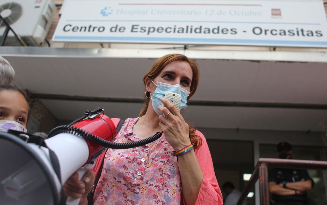 La portavoz de Más Madrid en la Asamblea de Madrid, Mónica García, en una concentración en defensa de la Sanidad Pública en el Centro de Salud de Orcasitas.