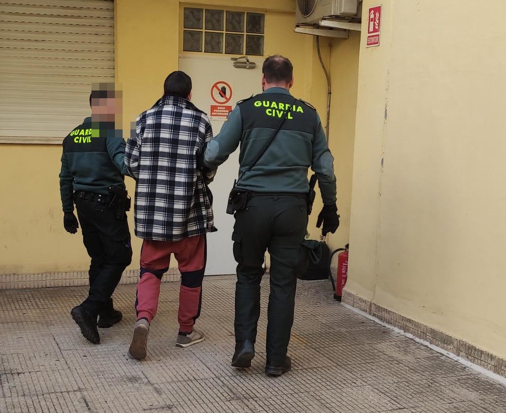 Uno de los detenidos por el robo de cobre del alumbrado público en los municipios de La Safor.