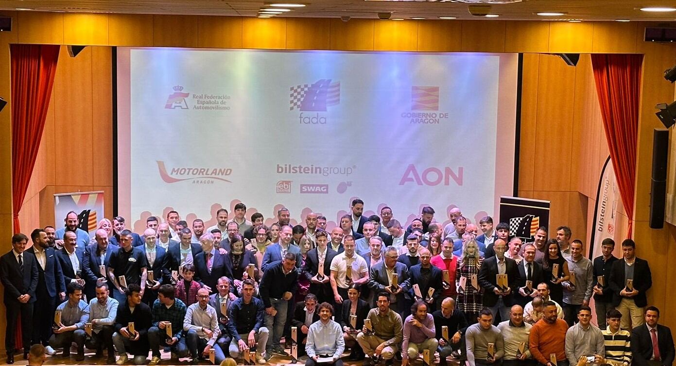 Foto de familia de los premiados en la Gala de Campeones de la Federación Aragonesa de Automovilismo