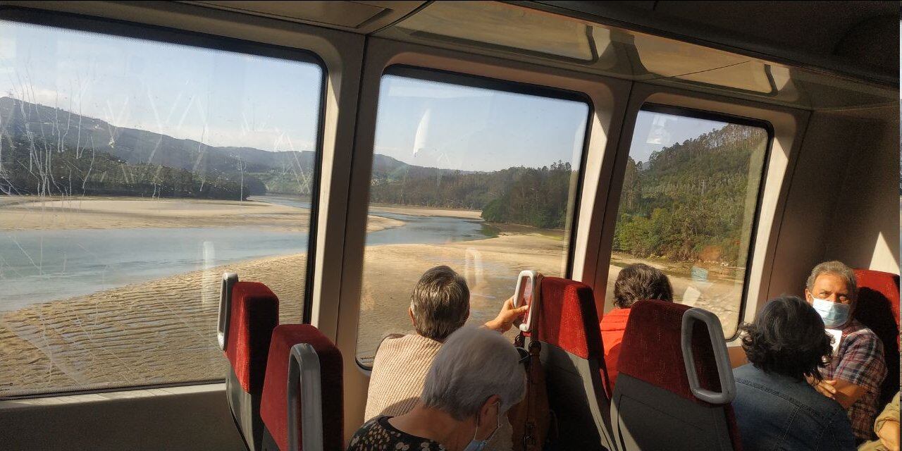 Participantes en la ruta por tren de Ferrol a Ribadeo de este domingo