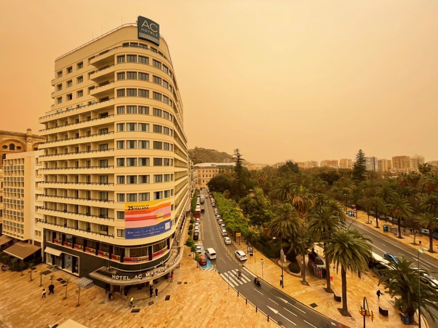 Aspecto del centro de Málaga por la calima este martes