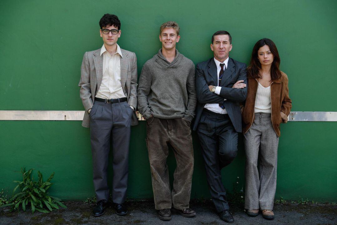 Los actores, Alex Monner, Antonio de la Torre, Anna Castillo, y Patrick Criado, posan en un descanso del rodaje de la serie &#039;La línea invisible&#039;.