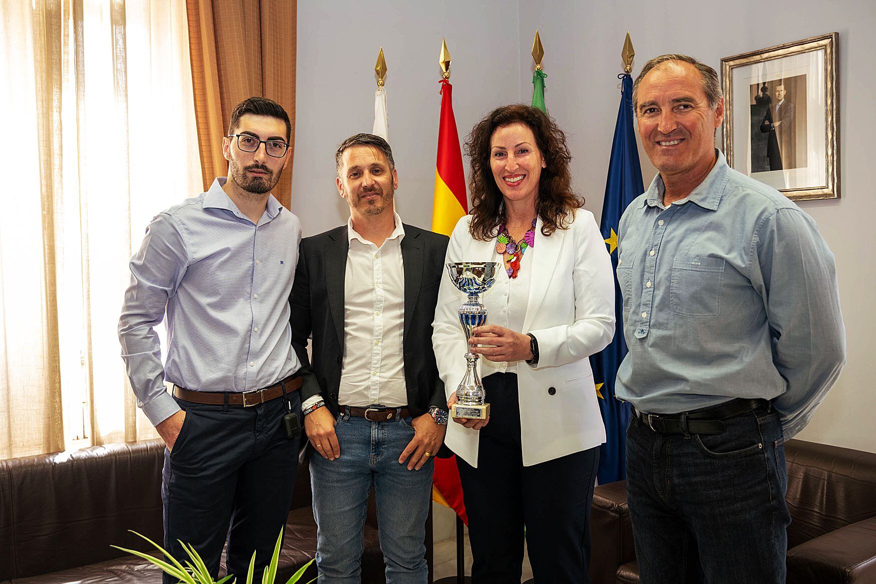 La alcaldesa y el concejal de deportes recibiendo al equipo de fútbol americano