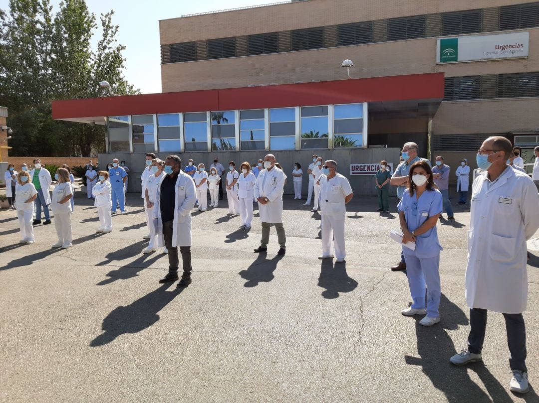 Trabajadores y trabajadoras del Hospital de San Agustín se concentran ante la última agresión a un profesional sanitario