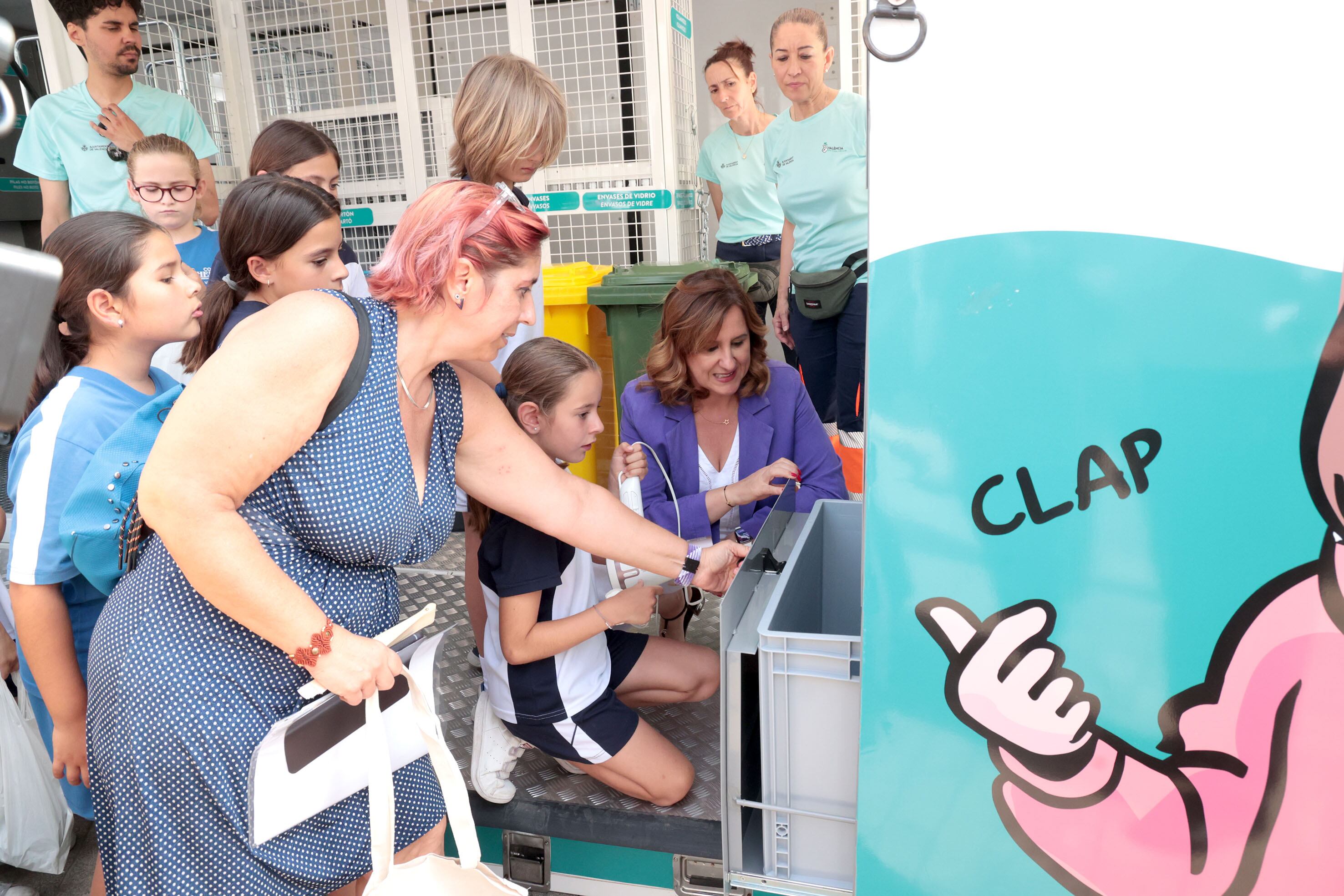 La alcaldesa de València, María José Catalá, presenta los nuevos modelos de ecoparques móviles