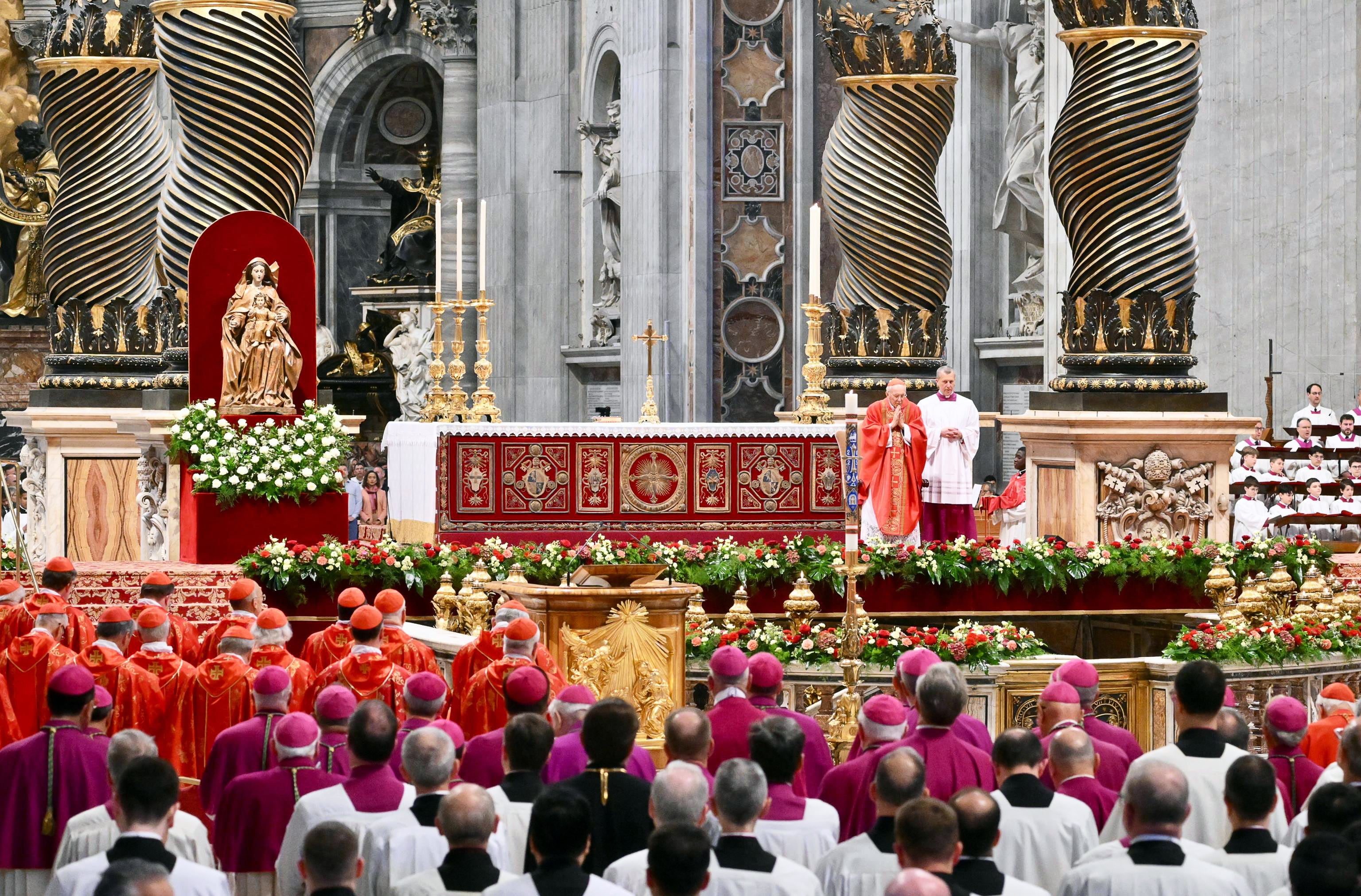 El cardenal Giovanni Battista Re durante la misa 'Pro eligendo papa'