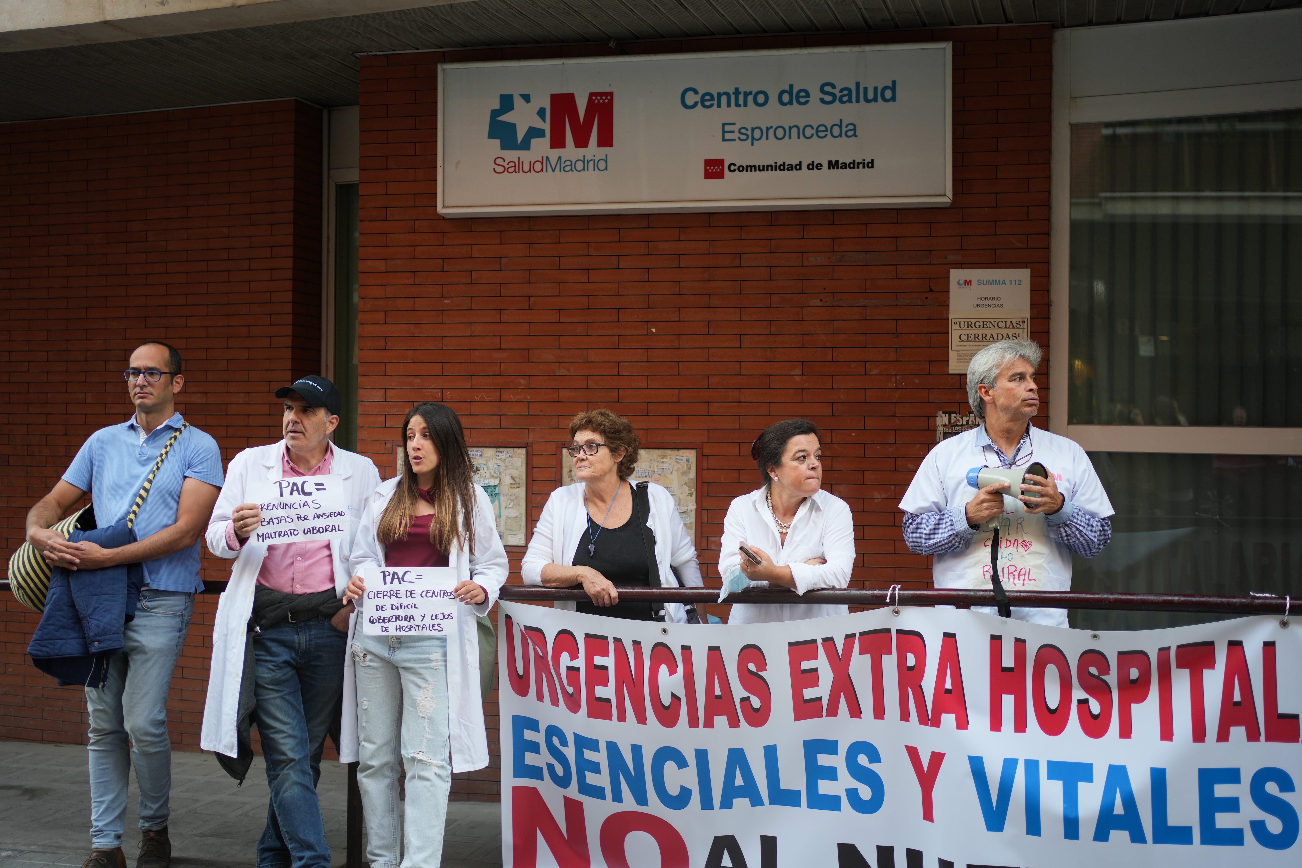 Un docena de profesionales sanitarios protestan por el nuevo modelo