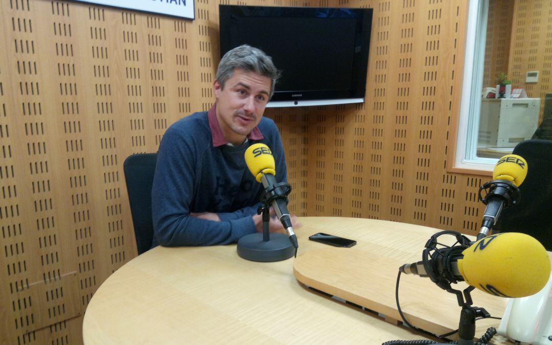 El portavoz de Podemos en las Juntas Generales de Gipuzkoa, Juantxo Iturria, en los estudios de Radio San Sebastián.