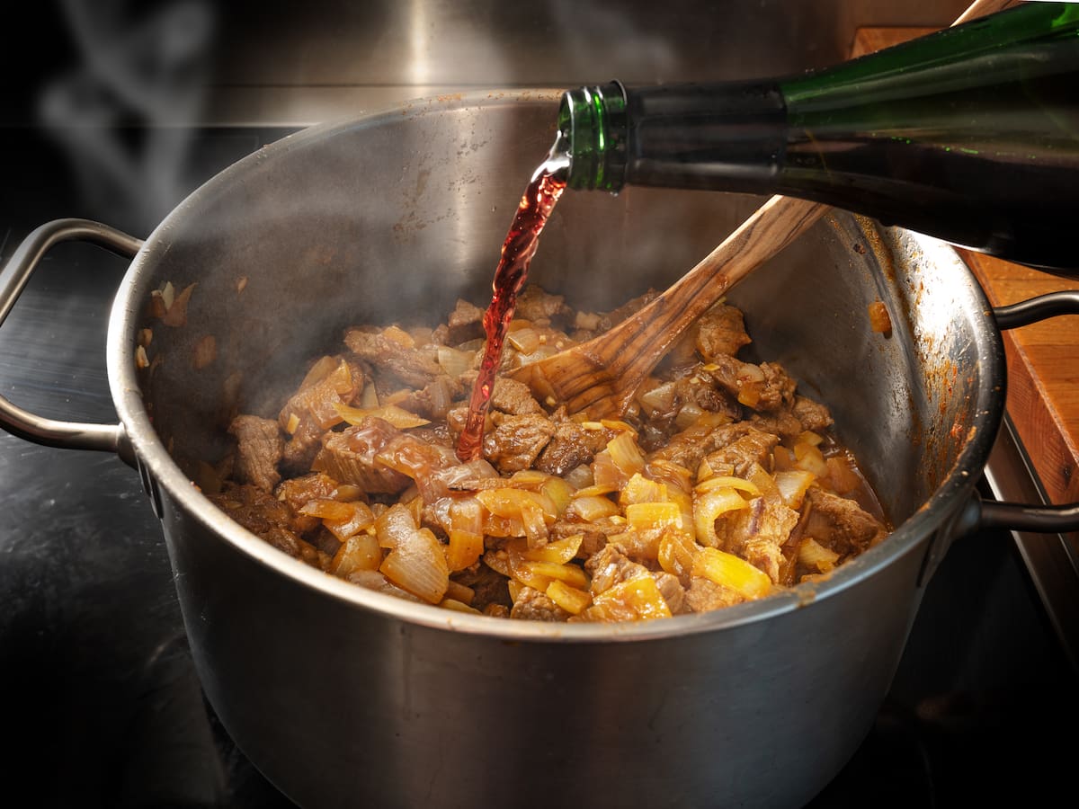 ¿Se puede (y se debe) sustituir el vino de los guisos en un comedor escolar?