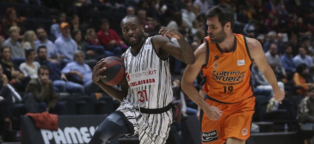 Christian Eyenga (i) frente a San Emeterio (Valencia Basket) durante el partido en la &#039;Font de Sant Lluis&#039; en la primera vuelta. Ambos equipos se miden este sábado en el &#039;Fernando Martín&#039;