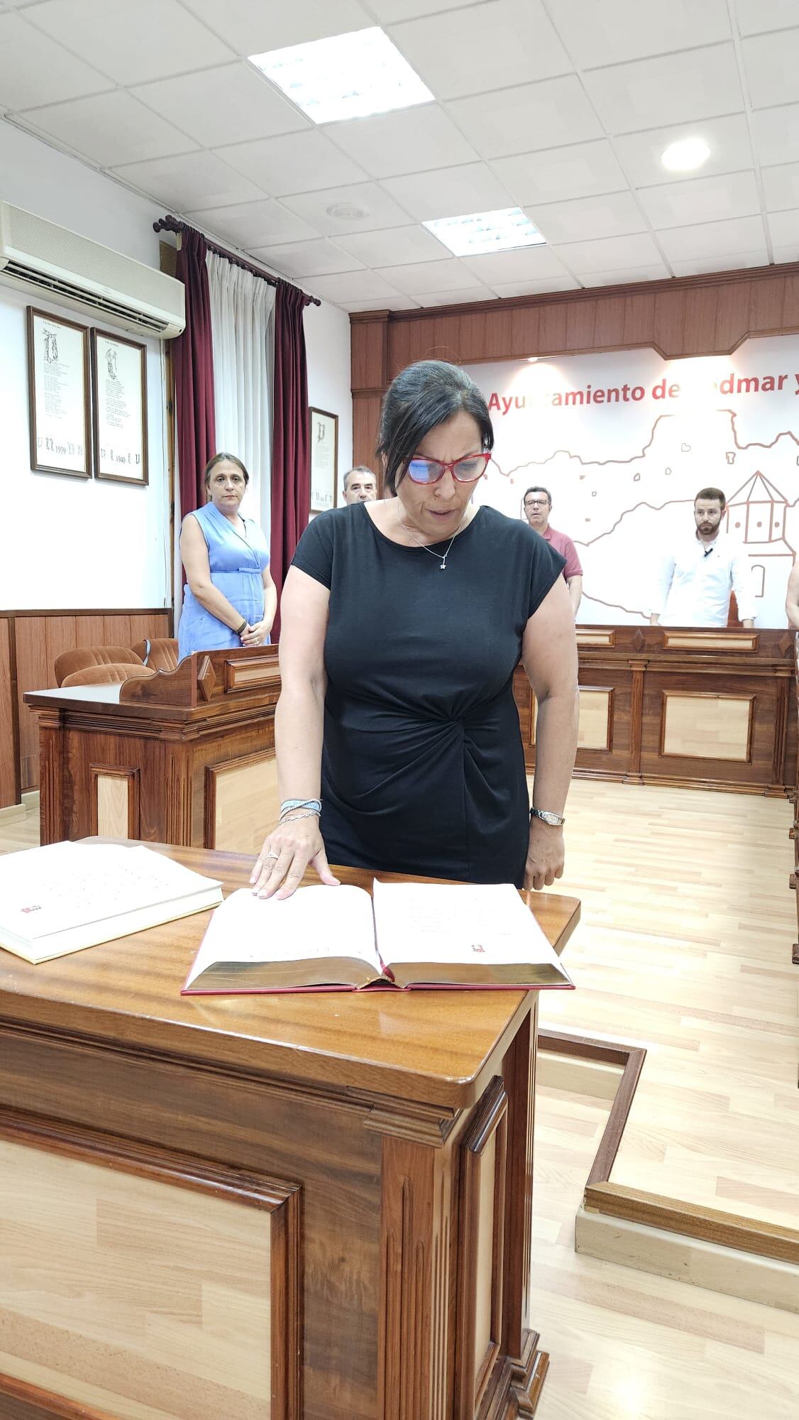 Momento de la toma de posesión de la nueva concejala del PP de Bedmar, Manuela Jiménez Marín