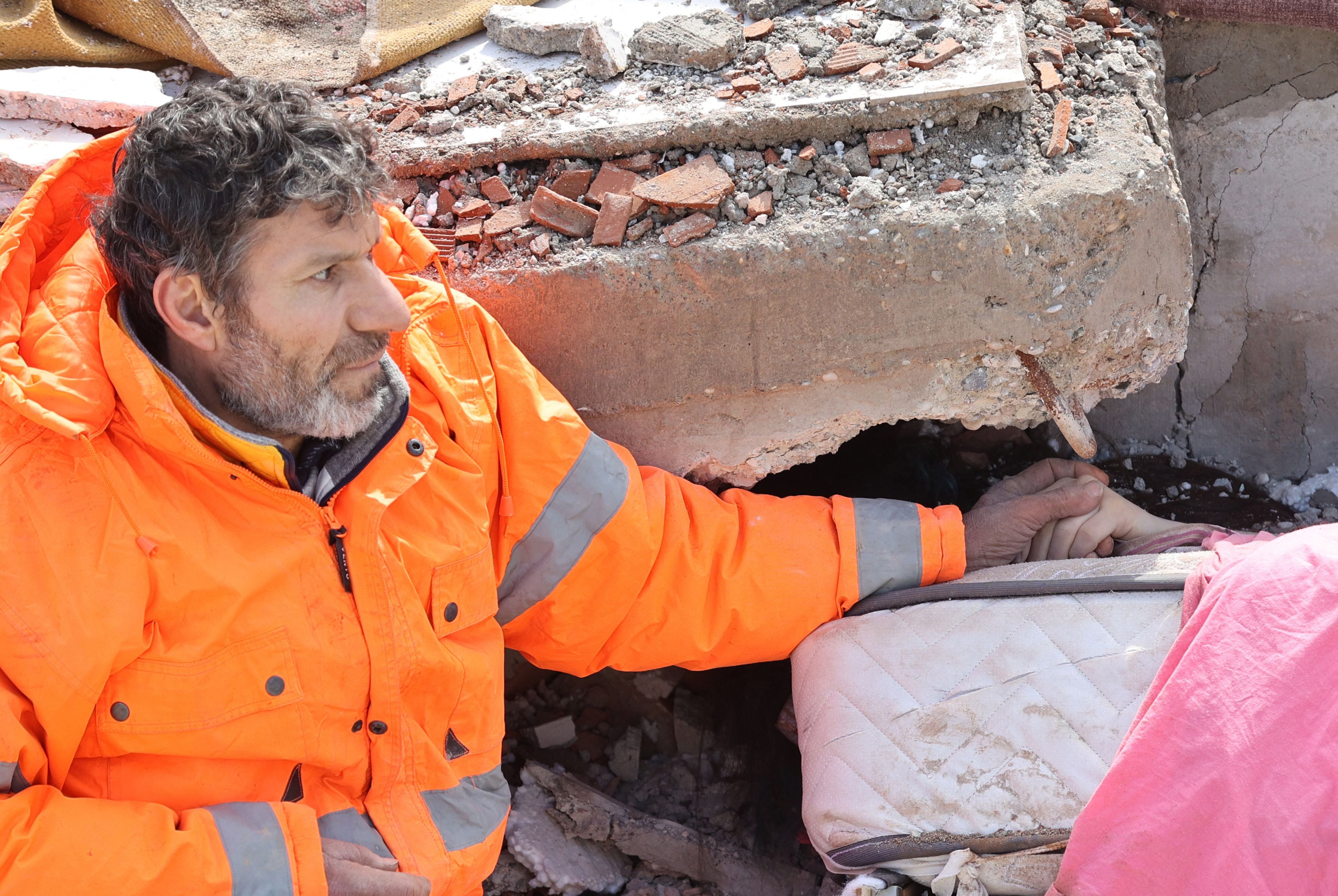 Mesut Hancer sujeta la mano de su hija Irmak, de 15 años, fallecida durante el terremoto en Kahramanmaras (Turquía).