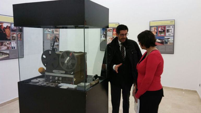 Félix Amaya, director de la Cadena SER en Ciudad Real, y Ana Muñoz, concejal de cultura, visitando la exposición en Puertollano
