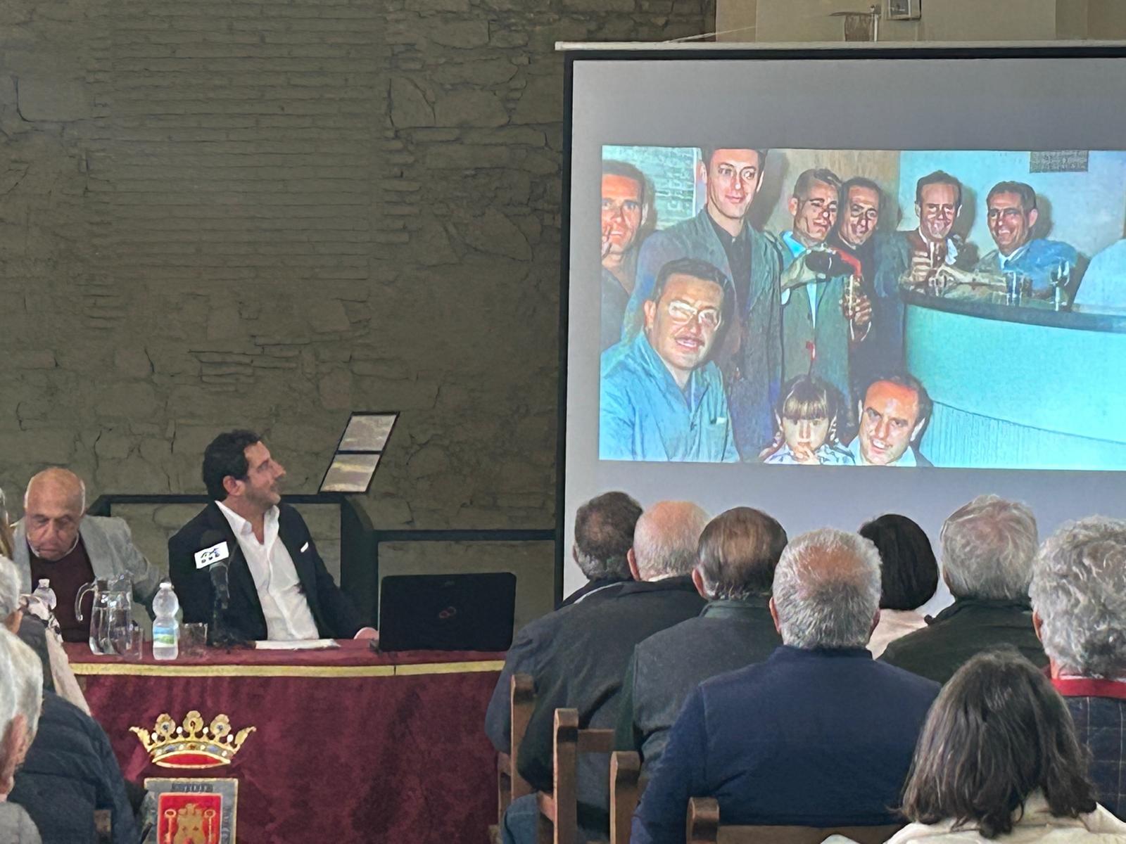 Fran Terán, que también ha pasado por el programa, durante al acto de presentación de su libro &quot;Tarifa y su comercio antiguo&quot;